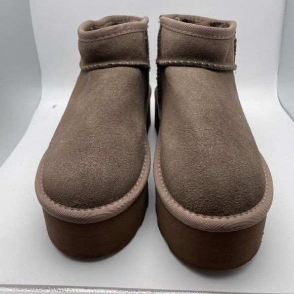 CUSHIONAIRE Women's COZY Genuine Suede pull on platform boot TAUPE 7.5 - Picture 3 of 6